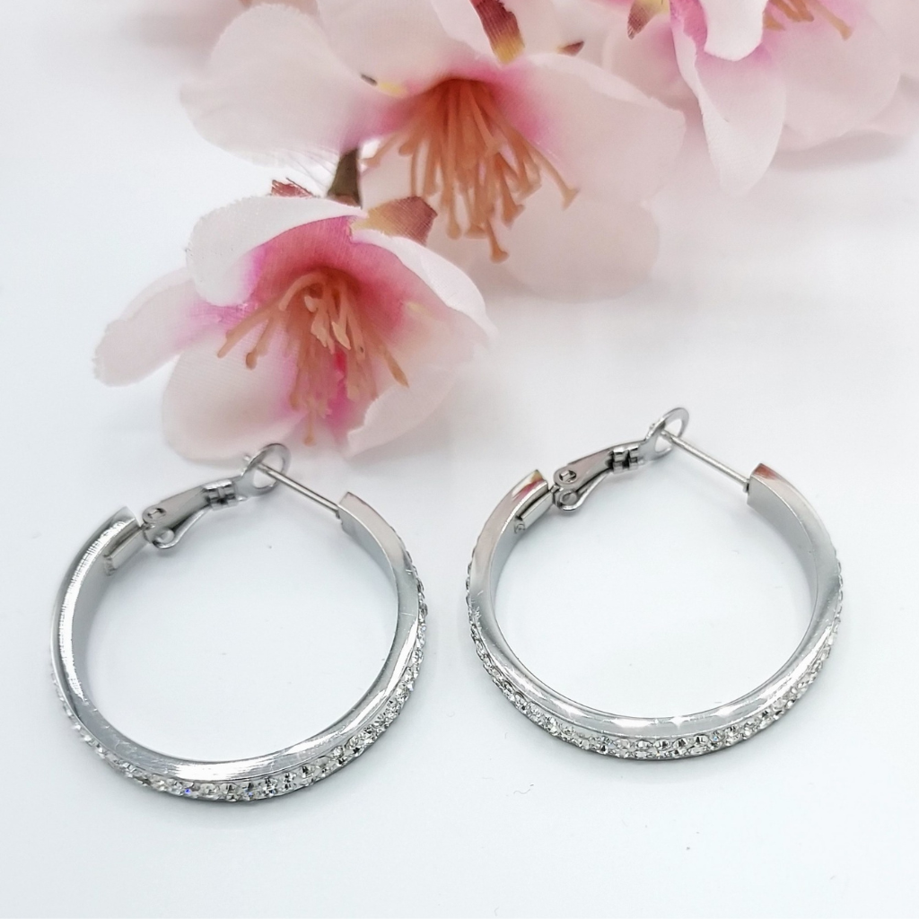 Créoles en acier inoxydable et zircon, existe en couleur or ou argent. Store-mj