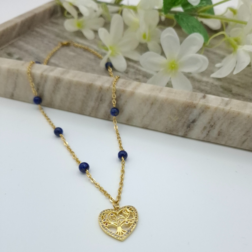 Collier création main en perles lapiz-lazuli avec un pendentif coeur arbre de vie couleur doré. Store-mj