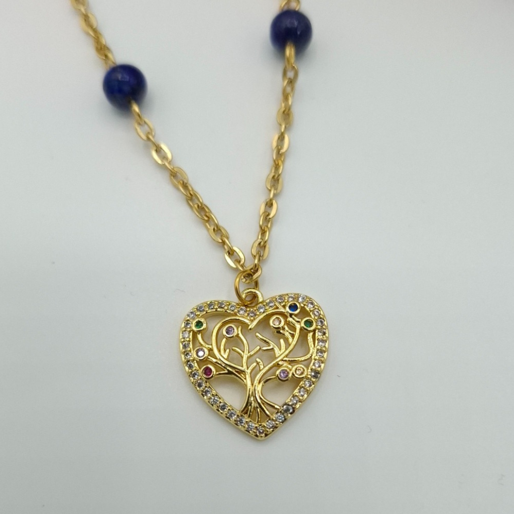 Collier création main en perles lapiz-lazuli avec un pendentif coeur arbre de vie couleur doré. Store-mj