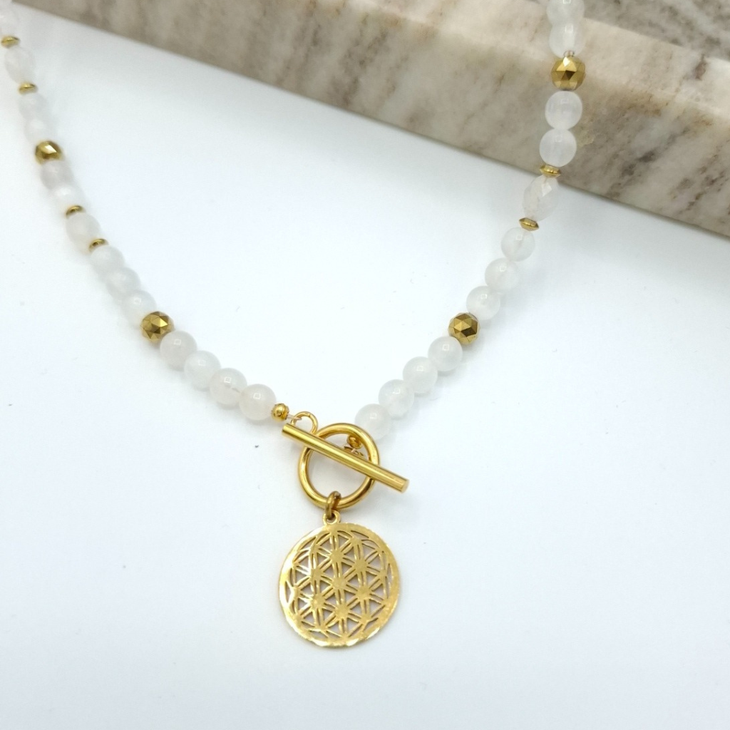 Collier création fait main en perles semi-précieuses 6mm sélénite et pierre de lune forme ovale, ouverture par l'avant, longueur 47cm. Store-mj