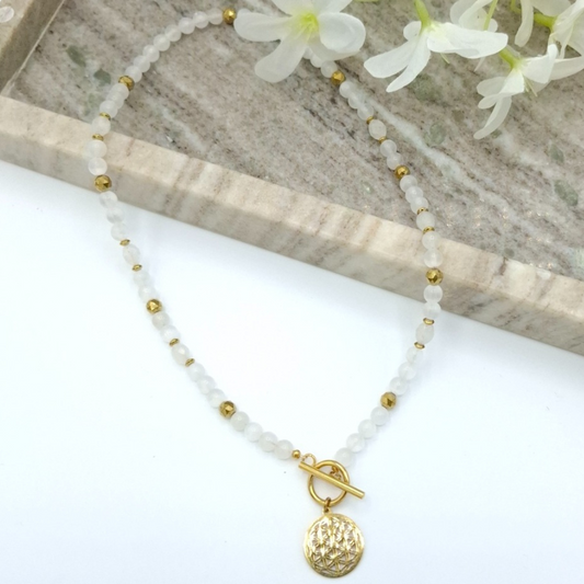 Collier création fait main en perles semi-précieuses 6mm sélénite et pierre de lune forme ovale, ouverture par l'avant, longueur 47cm. Store-mj