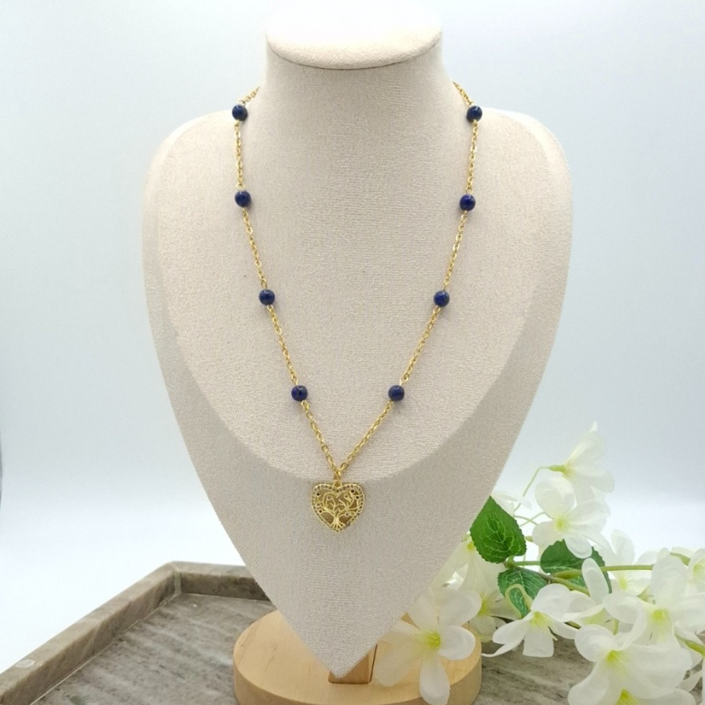 Collier création main en perles lapiz-lazuli avec un pendentif coeur arbre de vie couleur doré. Store-mj