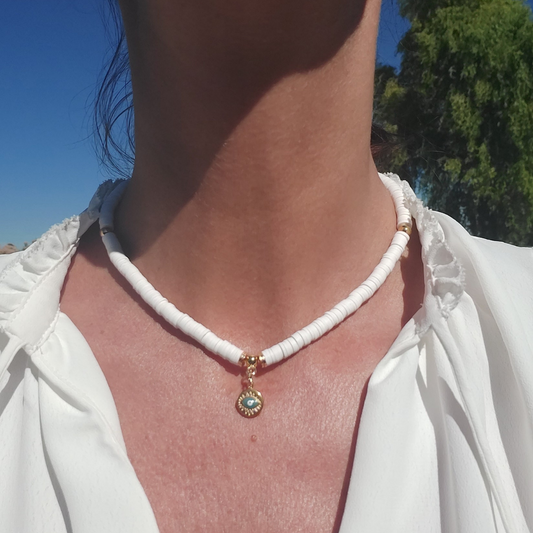 Collier fait main avec perles Heishi  blanc et pendentif mauvais oeil. Store-mj