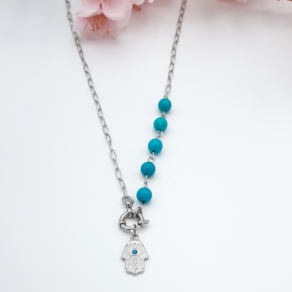 Collier en perle howlite bleu et d'un pendentif main de fatima en acier inoxydable, création main. Store-mj