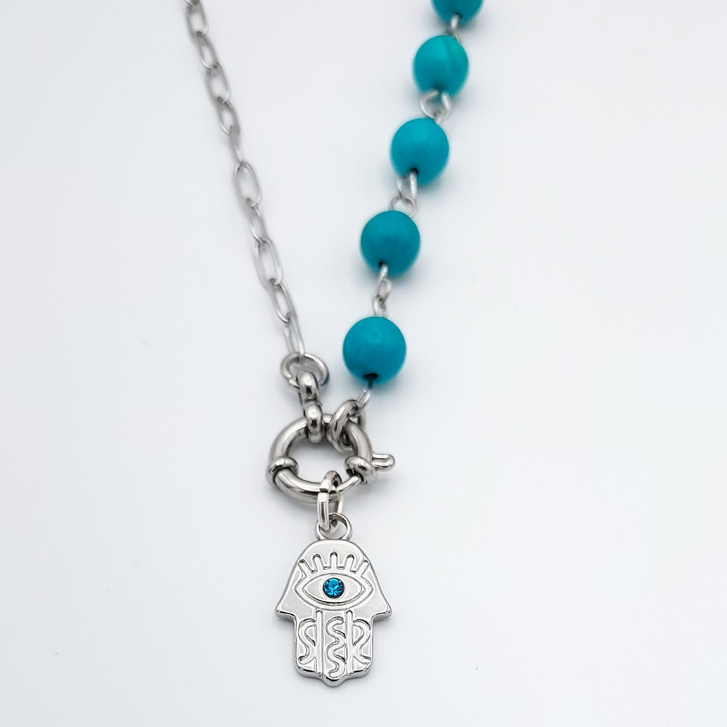 Collier en perle howlite bleu et d'un pendentif main de fatima en acier inoxydable, création main. Store-mj