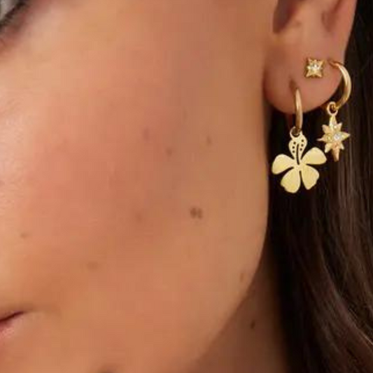 Boucles d'oreilles en acier inoxydable couleur doré avec breloque fleur.-Store-mj