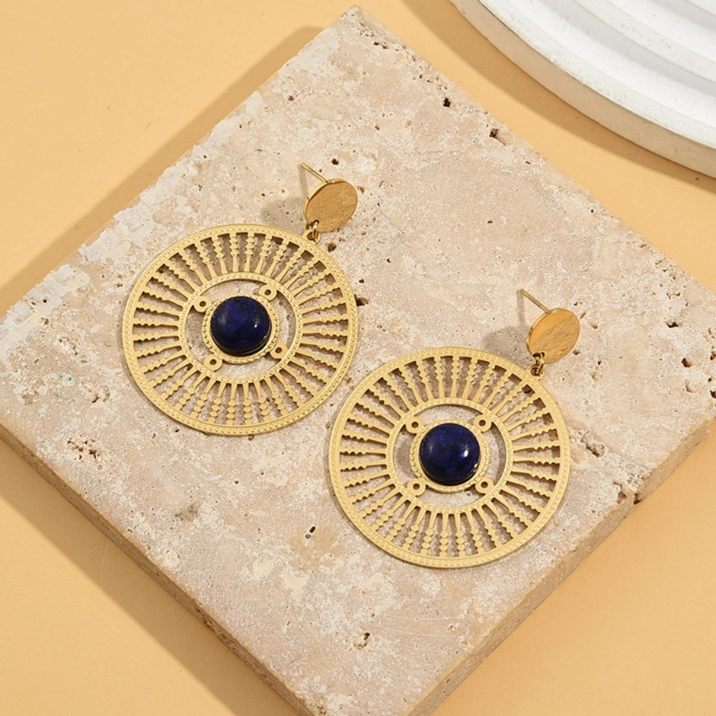 Boucles d'oreille style solaire, bohème et chic en acier inoxydable avec perle bleue. Store-mj