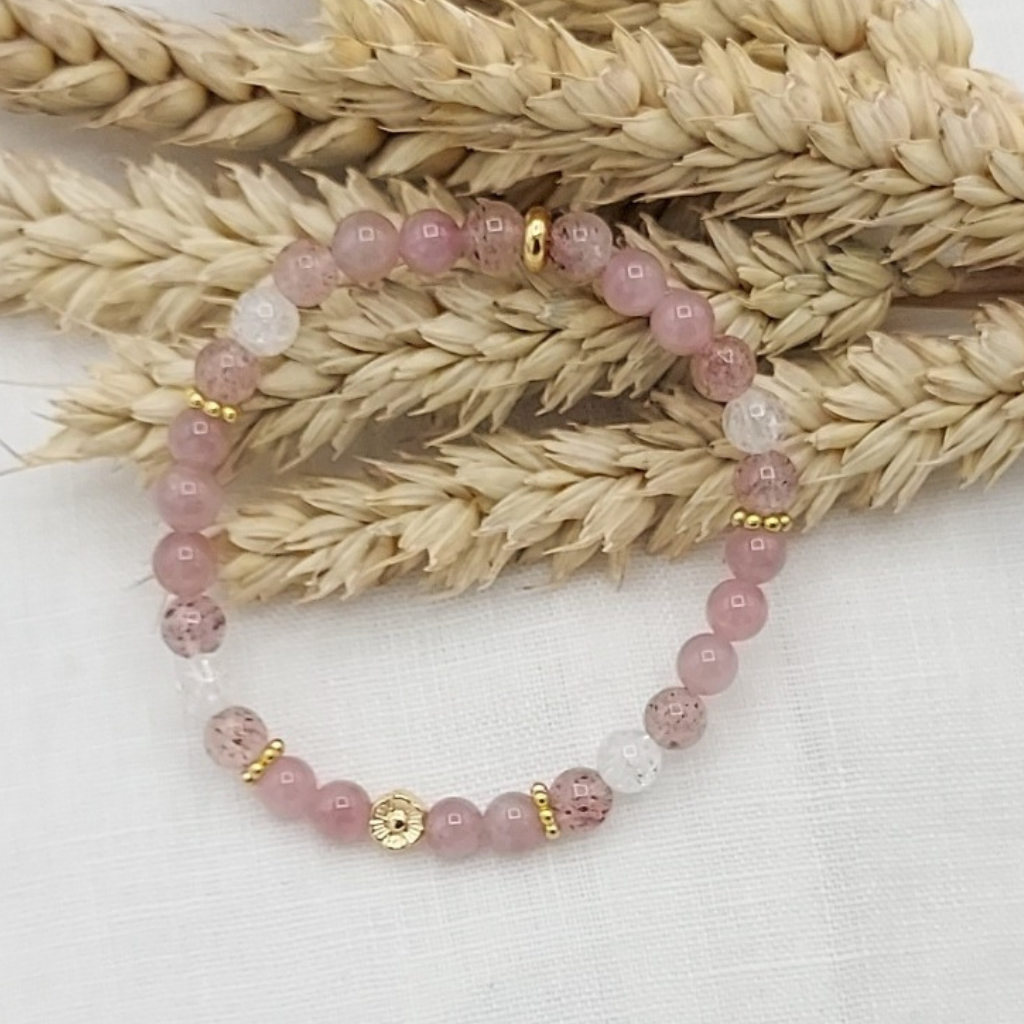 Bracelet perles semi-précieuses en quartz rose et fraise et cristal de roche breloque en laiton doré 18 carats, store-mj