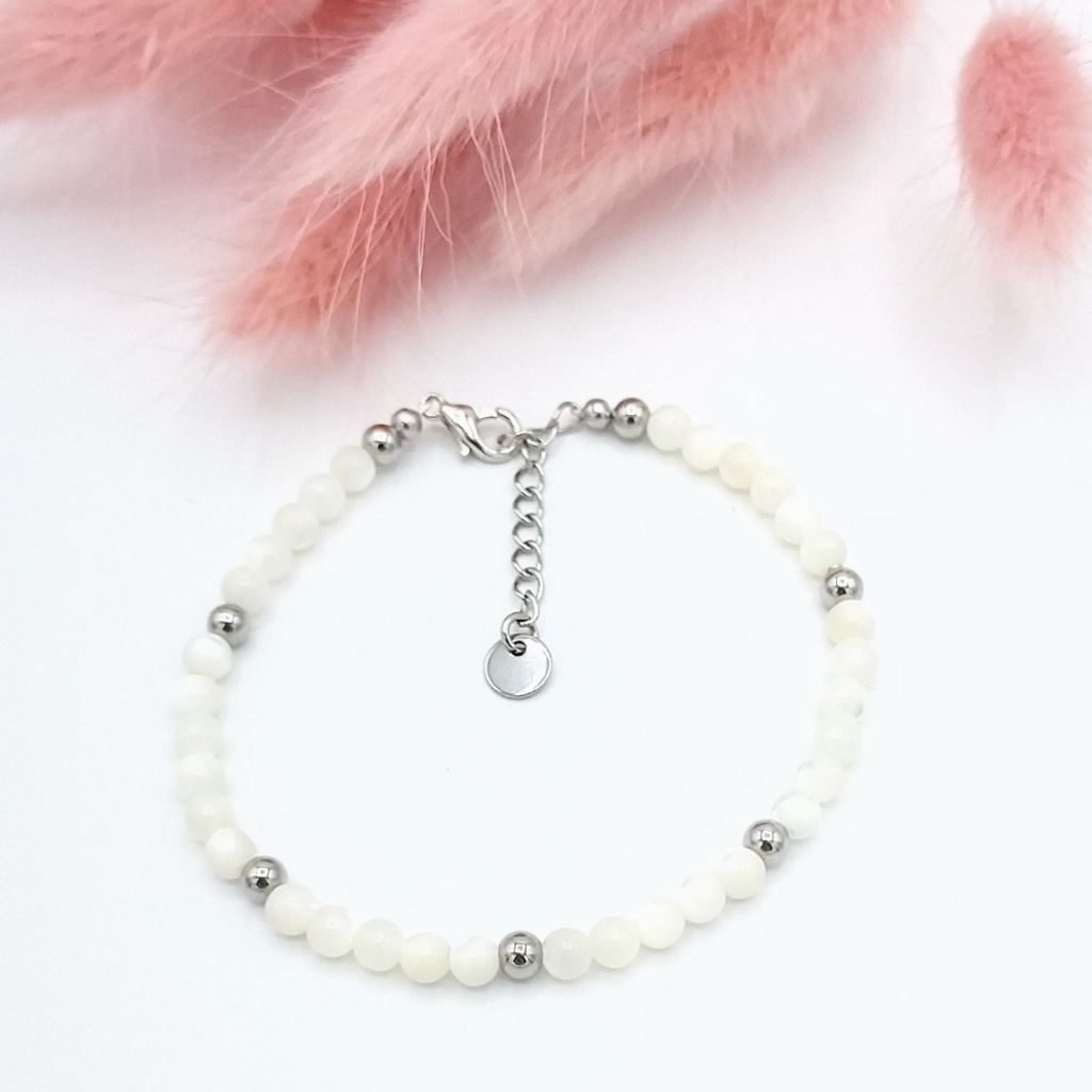 Bracelet en perles nacrées 4mm avec perle en acier inoxydable existe en deux tailles S et M, Création fait main. Store-mj